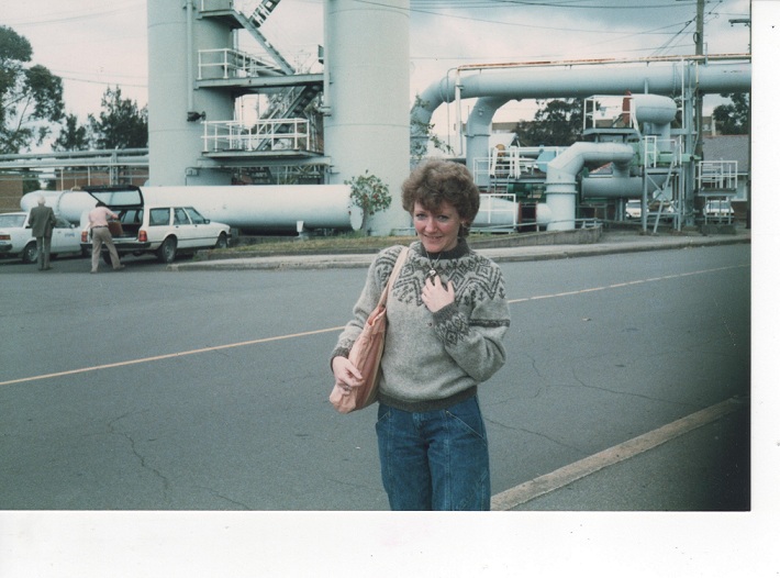 1985 - I worked in places like this, and I'm wearing a jumper I knitted and carrying a pink bag....