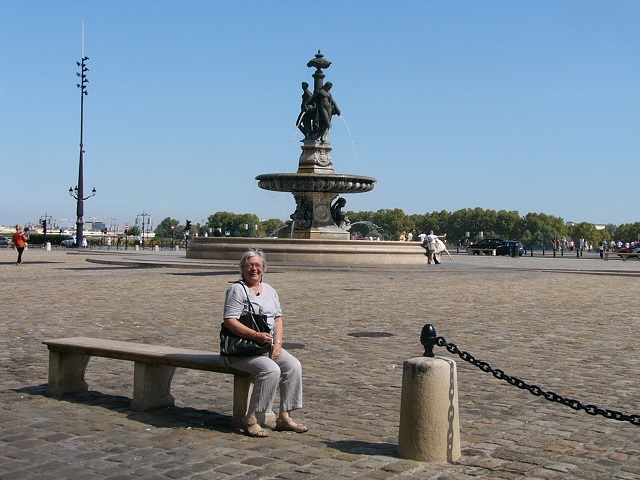 Gannie Mo near the river in Bordeaux