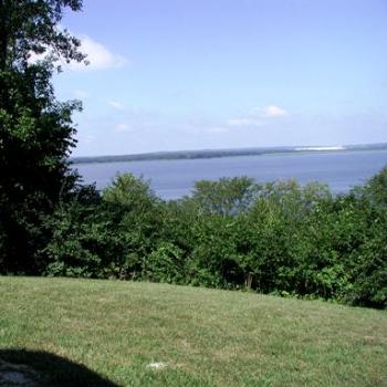 <b>This is the Mississippi River from the Illinois side looking across to Iowa; rather wide, isn't it?</b>