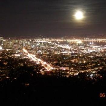 <b>San Francisco November Moon - Keyan Bowes</b>