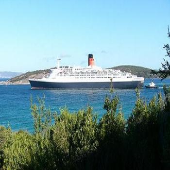 <b>QE2 leaving Albany Harbour through Channel (Anne)</b>