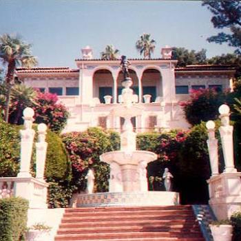 <b>Hearst Castle, near San Simeon in California, was built by publishing giant William Randolph Hearst, taking 28 yrs. to build. Hearst often hosted the movie stars of the "golden era" in the 1930s-40s.</b> <b>Hearst Castle, near San Simeon in California, was built by publishing giant William Randolph Hearst, taking 28 yrs. to build. Hearst often hosted the movie stars of the "golden era" in the 1930s-40s.</b>