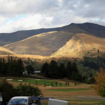 <b>4470 sunlight & shadow, Milbrook Resort near Queenstown, Sth Is, NZ, 20th Mar'10, Kate/Sydney</b>