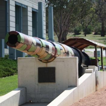 <b>2535 Amiens railway gun barrel, Australian War Memorial,Canberra, 20th Feb'10 Kate/Sydney</b>