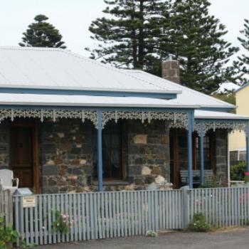 <b>7235 Inverness House, Port Fairy, GORd, Vic, 28th Oct'09 Kate/Sydney</b>