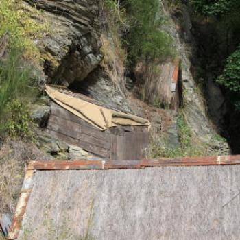 <b>4622 huts & storehouses built into the hill, Arrowtown near Queenstown, Sth Is NZ, 21st Mar'10, Kate/Sydney </b>