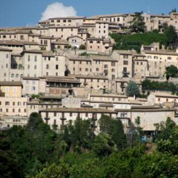 <b>Houses crowded on the hillside of Assissi</b>