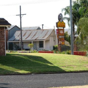 <b>4196 Tallarook Motor Inn sign Dubbo May'08 Kate/Sydney</b>