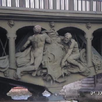 <b>Statues on Bridge over Seine - Keyan Bowes 2006</b>