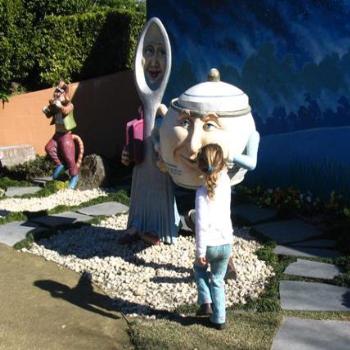 <b>... and the dish ran away with the spoon (Hunter Valley Gardens)</b> <b>... and the dish ran away with the spoon (Hunter Valley Gardens)</b>