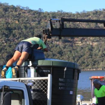 <b>1692 hooking upto the crane, Hawkesbury River Oct'10, Kate/Sydney</b> <b>1692 hooking upto the crane, Hawkesbury River Oct'10, Kate/Sydney</b>