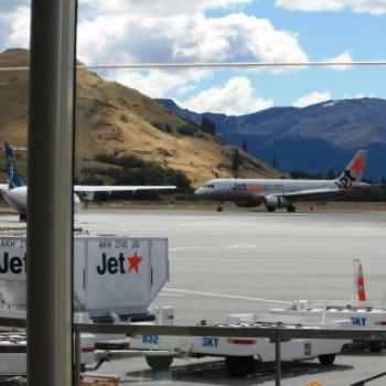 <b>4835 Queenstown Airport, Sth Is, NZ, 22nd March'10, Kate/Sydney</b> <b>4835 Queenstown Airport, Sth Is, NZ, 22nd March'10, Kate/Sydney</b>